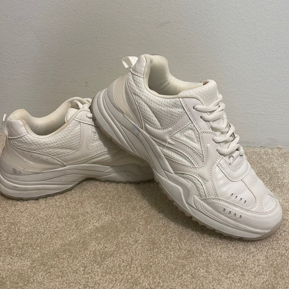 Zara White Sneakers, size 8, however, fits more like a size 8.5.